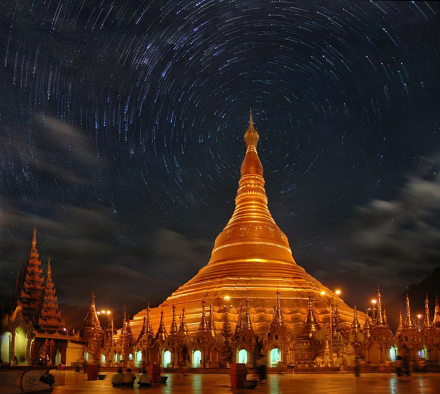 Shwedagon by Weerapong Chaipuck